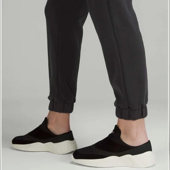 Lululemon Softstreme Relaxed High-Rise Pant Black Size 4 - Picture 4 of 13